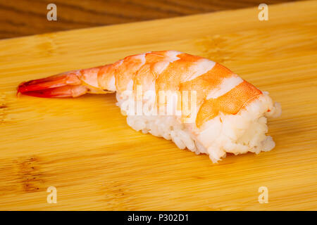 Köstliche Garnelen Sushi mit Reis Stockfoto