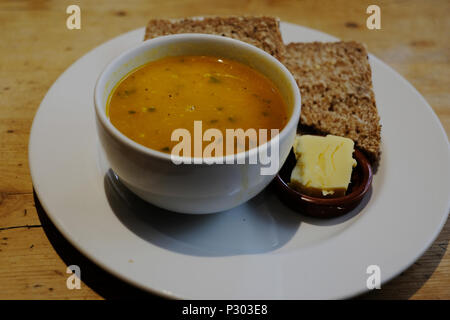 Hausgemachte Suppe mit Brot, Stockfoto