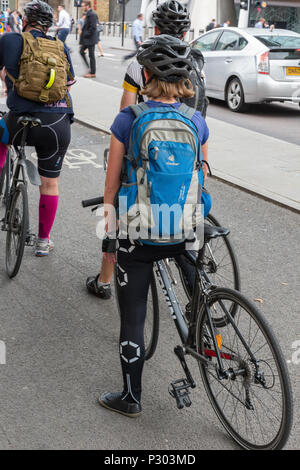 Pendler Radfahrer in Central London an einigen unseres Hauses Lichter wartet. Stockfoto