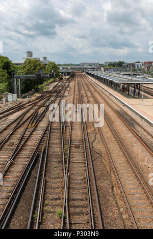 Gleise auf ashford international hohe Geschwindigkeit Bahnhof mit einem bewölkten Himmel und droht mit interessanten cloud Strukturen. Ashford entfernt. Stockfoto