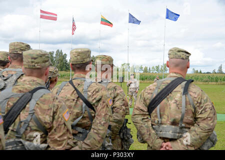 Soldaten des 210Th Military Police Battalion, 177Th Military Police Brigade, Michigan National Guard, hören 1. Region Zemessardze Kommandeur, Oberst Gailis, bei der Abschlussfeier des ‪‎Strong ‪‎Zobens‬ Guard‬ 2016 (2016) in der Nähe von Tukums, Lettland, Nov. 14, 2016. Starker Wächter demonstriert die anhaltende US-Engagement für die Sicherheit der NATO-Staaten vor dem Hintergrund der erhöhten Spannungen in Osteuropa. (U.S. Armee Foto: Staff Sgt. Kimberly Bratic/Freigegeben) Stockfoto