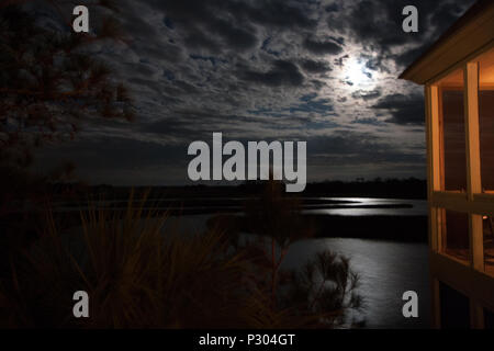 Mond durch die Wolken spähen Stockfoto