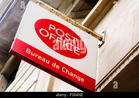 Post und Bureau de Change Zeichen in Central London. Rot und Weiß. Stockfoto