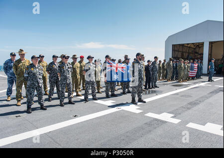 160817-N-SX 983-129 SUNDA STRAIT (Aug. 17, 2016) Australien, Neuseeland und die Vereinigten Staaten service Mitglieder stehen in der Ausbildung die Wracks der modifizierten Leander-Klasse leichter Kreuzer HMAS Perth (D29) und Northampton-Klasse cruiser USS Houston (CA 30) als Hospital Ship USNS Mercy (T-AH 19) führt zu ehren. Beide Schiffe gesunken März 1, 1942, während des Zweiten Weltkriegs Schlacht von Sunda Strait. Barmherzigkeit ist Segeln an der letzten Mission stoppen der pazifischen Partnerschaft 2016 in Padang, Indonesien. Bei der Ankunft, partner Nationen werden Seite an Seite mit lokalen militärischen und nicht-staatlichen Organisationen kooperativ zu leiten Stockfoto