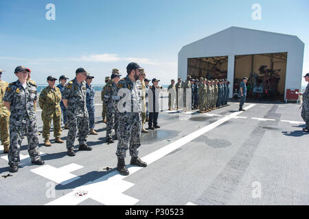 160817-N-SX 983-078 SUNDA STRAIT (Aug. 17, 2016) Australien, Neuseeland und die Vereinigten Staaten service Mitglieder hören die Erläuterungen sind wie Hospital Ship USNS Mercy (T-AH 19) übergibt die Wracks der modifizierten Leander-Klasse leichter Kreuzer HMAS Perth (D29) und Northampton-Klasse cruiser USS Houston (CA 30). Beide Schiffe gesunken März 1, 1942, während des Zweiten Weltkriegs Schlacht von Sunda Strait. Barmherzigkeit ist Segeln an der letzten Mission stoppen der pazifischen Partnerschaft 2016 in Padang, Indonesien. Bei der Ankunft, partner Nationen werden Seite an Seite mit lokalen militärischen und nicht-staatlichen Organisationen kooperative Gesundheit durchzuführen, en Stockfoto