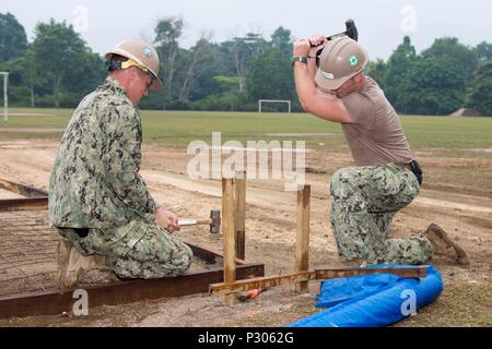 160806-N-CV 785-087 Kuantan, Malaysia (Aug. 6, 2016) Steelworker 3. Klasse Kodey Jones und Steelworker Constructionman Ethan Holz- sowohl an USNS Mercy (T-AH 19) Formen vor dem Betonieren bei Sekolah Kebangsaan Wira eingestellt. U.S. Navy Seabees arbeitete neben Malaysischen Royal Engineering Regiment Soldaten zwei große spielen Gerichte für die Schule Kinder als Teil eines pazifischen Partnerschaft Engineering 2016 Fähigkeit Projekt zu konstruieren. Dies ist das erste Mal, dass die Barmherzigkeit und die Pazifische Partnerschaft Malaysia besucht haben. Während der Mission stop Partner Nationen arbeiten Seite an Seite mit lokalen milit Stockfoto