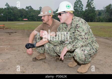 160806-N-CV 785-129 Kuantan, Malaysia (Aug. 6, 2016) Chief Steelworker Bradley Van Horn und Steelworker 2. Klasse Charles Withrow, Sekolah Kebangsaan Wira crew führen, die Angleichung der Formen diskutieren vor dem Betonieren an der Schule. U.S. Navy Seabees arbeitete neben Malaysischen Royal Engineering Regiment Soldaten zwei große spielen Gerichte für die Schule Kinder als Teil eines pazifischen Partnerschaft Engineering 2016 Fähigkeit Projekt zu konstruieren. Dies ist das erste Mal, Pazifische Partnerschaft Malaysia besucht hat. Während der Mission stop Partner Nationen arbeiten Seite an Seite mit dem lokalen Militär- und Stockfoto