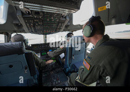 Piloten von Dover Air Force Base fliegen nach gemeinsamen Basis Charleston aus gemeinsamen Basis Andrews während Übung Mobilität Trost 17. August 2016. Mobilität Trost bietet Air Mobility Command, mit gemeinsamen Partnern, die Möglichkeit zur Bewertung der Protokolle und betrieblichen Abläufe Zügeltermine mehrere Patienten ausgesetzt oder mit TIS, bei gleichzeitiger Minimierung der Risiken für Flugpersonal, medizinische Betreuer und die Zelle auch mit Ebola infiziert. Das TIS ist eine modulare, skalierbare System, bestehend aus mindestens einer Isolierung Palette für Krankentransporte und Pflege, eine Palette als "Vorzimmer", Provi konfiguriert Stockfoto