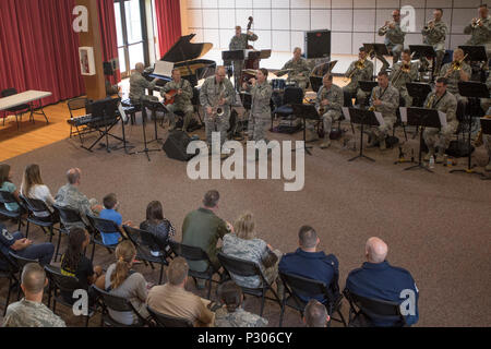 Die US Air Force Jazz Band, der während einer immersion Tour am Joint Base Anacostia-Bolling in Washington, D.C., Aug 9, 2016. Zweck dieses Besuchs war es für Col. E.John Teichert, 11 Flügel und Joint Base Andrews Commander, und Chief Master Sergeant Beth Topa, 11 WG command Chief Master Sergeant, vertrauter mit der US Air Force Band und Ehrengarde Missionen zu werden. (U.S. Air Force Foto von Airman 1st Class Rustie Kramer) Stockfoto