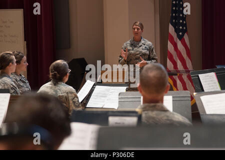 Chief Master Sergeant Beth Topa, 11 Wing command Chief Master Sergeant, spricht für die Mitglieder der U.S. Air Force Concert Band während einer immersion Tour am Joint Base Anacostia-Bolling in Washington, D.C., Aug 9, 2016. Zweck dieses Besuchs war es für Col. E.John Teichert, 11 WG und Joint Base Andrews Commander und Topa mehr mit der US Air Force Band und Ehrengarde Missionen vertraut zu machen. (U.S. Air Force Foto von Airman 1st Class Rustie Kramer) Stockfoto