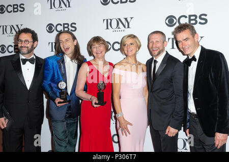 New York, Vereinigte Staaten. 10 Juni, 2018. Preisträger Tony Kushner, Jordanien Roth, Rowan Ian Seamus Magee, Lisa Burger, Rufus Norris in 72nd jährliche Tony Awards Media Room bei 3 West Club darstellen: Lev Radin/Pacific Press/Alamy leben Nachrichten Stockfoto