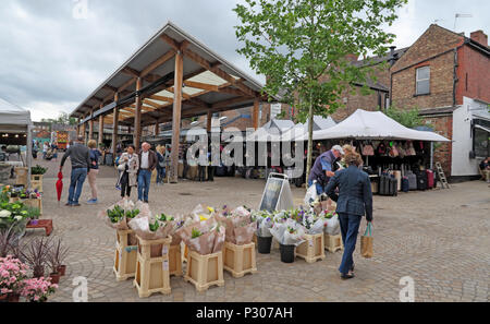 Altrincham Market Stände und Käufer im regenerierten Marktviertel Altrincham, Greater Manchester. Stockfoto