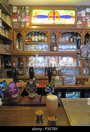 Die gut bestückte PI Bar, 18 Shaws Road, Altrincham, Trafford, Greater Manchester, Nordwestengland, Vereinigtes Königreich, WA14 1QU Stockfoto