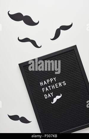 Schwarz mit weißem Kunststoff letterboard Briefe mit Zitat Happy Vatertag, auf weißem Hintergrund mit Schnurrbart. Stockfoto