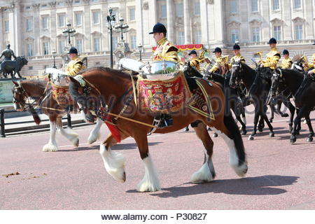 Die jährliche die Farbe in London zu Ehren von Königin Elizabeth's Geburtstag übernommen hat. Tausende säumten die Straßen ihrer Majestät begrüßen zu ein Stockfoto