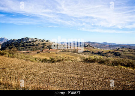 Ein Blick auf Ackerland in der Sierra de las Cabras, in der Nähe von Antequera, Malaga, Andalusien, Spanien. Stockfoto