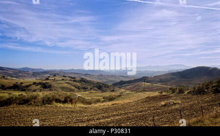 Ein Blick auf Ackerland in der Sierra de las Cabras, in der Nähe von Antequera, Malaga, Andalusien, Spanien. Stockfoto