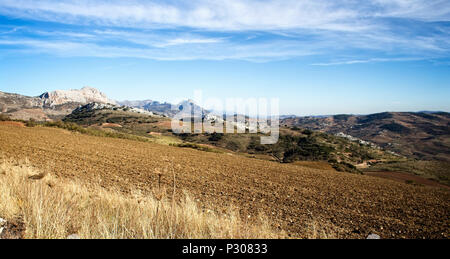 Ein Blick auf Ackerland in der Sierra de las Cabras, in der Nähe von Antequera, Malaga, Andalusien, Spanien. Stockfoto