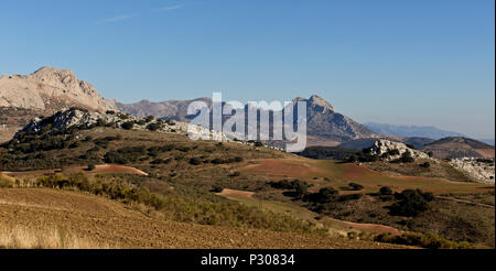 Ein Blick auf Ackerland in der Sierra de las Cabras, in der Nähe von Antequera, Malaga, Andalusien, Spanien. Stockfoto