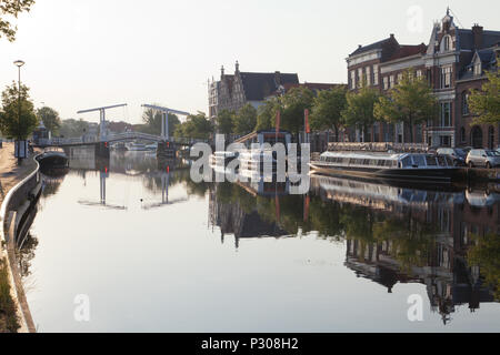 Die Gravestenen Brücke (Gravestenenbrug), Haarlem, Niederlande. Stockfoto