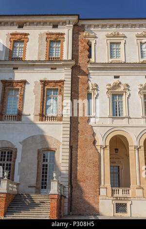 VENARIA REALE, PIEMONT / ITALIEN-CIRCA AUGUST 2016: Detail der Fassade des Palastes von Venaria Royal am 2016. August in Venaria reale. Stockfoto