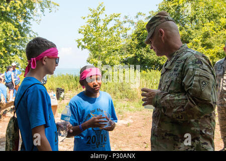 Command Sgt. Maj. Rodger M.Jones, Ohio Army National Guard state command Sergeant Major, Gespräche mit Camper am Ohio Militär Kids Camp Kelleys Island über ihre Erfahrungen während einer Pause 10.08.2016, auf Kelleys Island, Ohio. Die jährliche einwöchige Camp ist eine Partnerschaft zwischen der Ohio State University die Nebenstelle des 4-Uhr Nachwuchsarbeit, die USO und dem Ohio National Guard Familie Bereitschaft und Krieger. (Ohio National Guard Foto: Staff Sgt. Michael Carden) Stockfoto