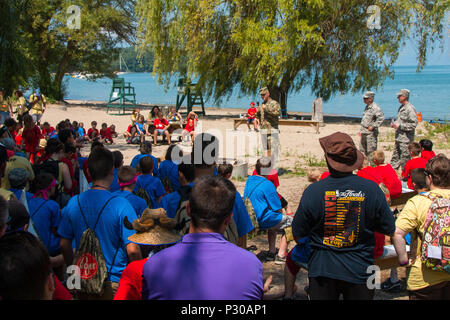 Command Sgt. Maj. Rodger Jones, state command Sergeant Major, spricht für die Teilnehmer an der Ohio Militär Kids Camp Kelleys Island über resilienz 10.08.2016, auf Kelleys Island, Ohio. Das Programm soll Kindern der militärischen Service Mitglieder die Möglichkeit, sich mit anderen militärischen Jugend und Freundschaften zu interagieren, ist eine Partnerschaft zwischen der Ohio State University die Nebenstelle des 4-Uhr Nachwuchsarbeit, die USO und dem Ohio National Guard Familie Bereitschaft und Krieger. (Ohio National Guard Foto: Staff Sgt. Michael Carden) Stockfoto