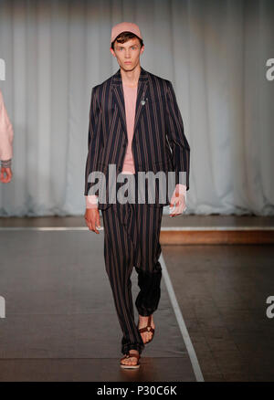 London Fashion Week Herren der britische Designer Ben Sherman präsentiert die Sommer Frühjahr 2019 Fashion Kollektion auf der British Fashion Council Show Space Stockfoto