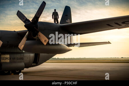 Staff Sgt. Johnathan Santiago Wanderungen auf der C-130 Hercules, wie er das Flugzeug prüft vor einem airdrop Mission, beide Flieger und Flugzeuge 165 Airlift Wing, Savannah, GA., 11.August 2016, in Alpena Combat Readiness Training Center, Alpena, Michigan, während der nördliche Streik 2016. Northern Strike 16 ist ein National Guard Bureau - geförderte Übung vereint rund 5.000 Heer, Luftwaffe, Marine, und Special Forces service Mitglieder aus 20 Mitgliedstaaten und drei Koalition Ländern während der ersten drei Wochen im August 2016 im Camp Äsche gemeinsame Manöver Training Center und die alpena Stockfoto