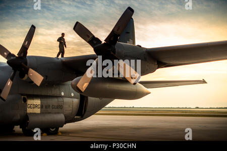 Staff Sgt. Johnathan Santiago Wanderungen auf der C-130 Hercules, wie er das Flugzeug prüft vor einem airdrop Mission, beide Flieger und Flugzeuge 165 Airlift Wing, Savannah, GA., 11.August 2016, in Alpena Combat Readiness Training Center, Alpena, Michigan, während der nördliche Streik 2016. Northern Strike 16 ist ein National Guard Bureau - geförderte Übung vereint rund 5.000 Heer, Luftwaffe, Marine, und Special Forces service Mitglieder aus 20 Mitgliedstaaten und drei Koalition Ländern während der ersten drei Wochen im August 2016 im Camp Äsche gemeinsame Manöver Training Center und die alpena Stockfoto