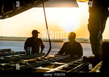 Senior Airman Jake Dawson beschreibt die Anforderungen für die nächsten airdrop Mission mit der C-130 Hercules, Senior Master Sgt. Matt Ericson, alle Männer und Flugzeuge von 182 d Airlift Wing, Peoria, Illinois, 11.August 2016, in Alpena Combat Readiness Training Center, Alpena, Michigan, während der nördliche Streik 2016. Northern Strike 16 ist ein National Guard Bureau - geförderte Übung vereint rund 5.000 Heer, Luftwaffe, Marine, und Special Forces service Mitglieder aus 20 Mitgliedstaaten und drei Koalition Ländern während der ersten drei Wochen im August 2016 im Camp Äsche gemeinsame Manöver Training Cente Stockfoto