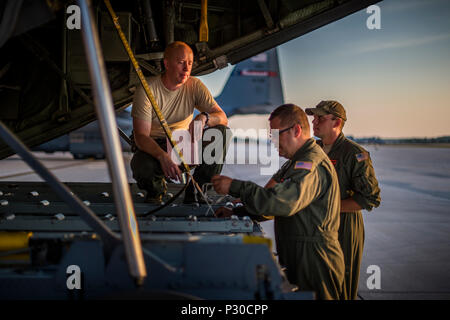 Technische Sgt. Jeff Schlachtung beschreibt die Anforderungen für die nächsten airdrop Mission mit der C-130 Hercules, Senior Master Sgt. Matt Ericson und Senior Airman Jake Dawson, alle Männer und Flugzeuge von 182 d Airlift Wing, Peoria, Illinois, 11.August 2016, in Alpena Combat Readiness Training Center, Alpena, Michigan, während der nördliche Streik 2016. Northern Strike 16 ist ein National Guard Bureau - geförderte Übung vereint rund 5.000 Heer, Luftwaffe, Marine, und Special Forces service Mitglieder aus 20 Mitgliedstaaten und drei Koalition Ländern während der ersten drei Wochen im August 2016 im Camp Grau Stockfoto