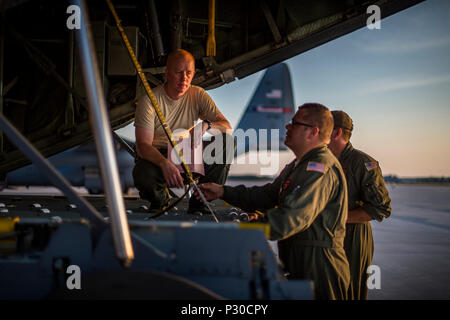 Technische Sgt. Jeff Schlachtung beschreibt die Anforderungen für die nächsten airdrop Mission mit der C-130 Hercules, Senior Master Sgt. Matt Ericson und Senior Airman Jake Dawson, alle Männer und Flugzeuge von 182 d Airlift Wing, Peoria, Illinois, 11.August 2016, in Alpena Combat Readiness Training Center, Alpena, Michigan, während der nördliche Streik 2016. Northern Strike 16 ist ein National Guard Bureau - geförderte Übung vereint rund 5.000 Heer, Luftwaffe, Marine, und Special Forces service Mitglieder aus 20 Mitgliedstaaten und drei Koalition Ländern während der ersten drei Wochen im August 2016 im Camp Grau Stockfoto