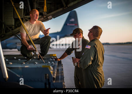 Technische Sgt. Jeff Schlachtung beschreibt die Anforderungen für die nächsten airdrop Mission mit der C-130 Hercules, Senior Master Sgt. Matt Ericson und Senior Airman Jake Dawson, alle Männer und Flugzeuge von 182 d Airlift Wing, Peoria, Illinois, 11.August 2016, in Alpena Combat Readiness Training Center, Alpena, Michigan, während der nördliche Streik 2016. Northern Strike 16 ist ein National Guard Bureau - geförderte Übung vereint rund 5.000 Heer, Luftwaffe, Marine, und Special Forces service Mitglieder aus 20 Mitgliedstaaten und drei Koalition Ländern während der ersten drei Wochen im August 2016 im Camp Grau Stockfoto