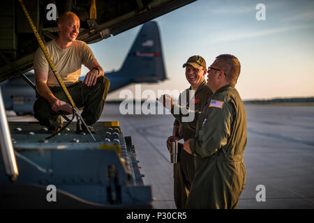 Technische Sgt. Jeff Schlachtung beschreibt die Anforderungen für die nächsten airdrop Mission mit der C-130 Hercules, Senior Master Sgt. Matt Ericson und Senior Airman Jake Dawson, alle Männer und Flugzeuge von 182 d Airlift Wing, Peoria, Illinois, 11.August 2016, in Alpena Combat Readiness Training Center, Alpena, Michigan, während der nördliche Streik 2016. Northern Strike 16 ist ein National Guard Bureau - geförderte Übung vereint rund 5.000 Heer, Luftwaffe, Marine, und Special Forces service Mitglieder aus 20 Mitgliedstaaten und drei Koalition Ländern während der ersten drei Wochen im August 2016 im Camp Grau Stockfoto