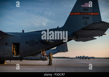 Technische Sgt. Jeff Schlachtung beschreibt die Anforderungen für die nächsten airdrop Mission mit der C-130 Hercules, Senior Master Sgt. Matt Ericson und Senior Airman Jake Dawson, alle Männer und Flugzeuge von 182 d Airlift Wing, Peoria, Illinois, 11.August 2016, in Alpena Combat Readiness Training Center, Alpena, Michigan, während der nördliche Streik 2016. Northern Strike 16 ist ein National Guard Bureau - geförderte Übung vereint rund 5.000 Heer, Luftwaffe, Marine, und Special Forces service Mitglieder aus 20 Mitgliedstaaten und drei Koalition Ländern während der ersten drei Wochen im August 2016 im Camp Grau Stockfoto