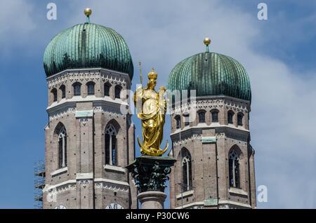 Der Münchener Frauenkirche, der Kathedrale Unserer Lieben Frau, eine spätgotische Gebäude aus Backstein erbaut, wurde zwischen 1468-88 an der Stelle einer früheren Kirche gebaut Stockfoto