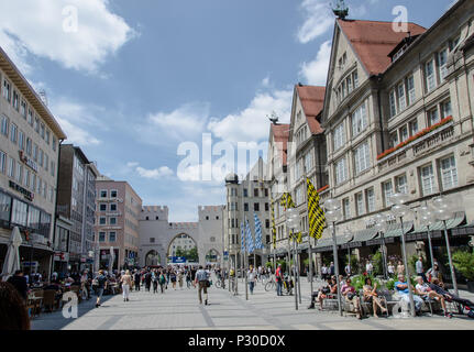 München Kaufingerstrasse (und der angrenzenden Neuhauser Straße) ist eine der ältesten Straßen in München. Heute ist es der Münchener belebtesten Einkaufsstraße. Stockfoto