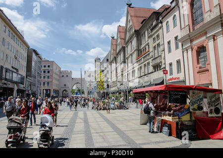 München Kaufingerstrasse (und der angrenzenden Neuhauser Straße) ist eine der ältesten Straßen in München. Heute ist es der Münchener belebtesten Einkaufsstraße. Stockfoto
