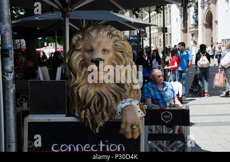 München Kaufingerstrasse (und der angrenzenden Neuhauser Straße) ist eine der ältesten Straßen in München. Heute ist es der Münchener belebtesten Einkaufsstraße. Stockfoto