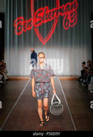 London Fashion Week Herren der britische Designer Ben Sherman präsentiert die Sommer Frühjahr 2019 Fashion Kollektion auf der British Fashion Council Show Space Stockfoto