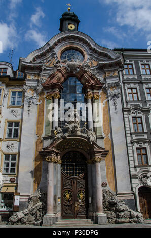 St. Johann Nepomuk, besser bekannt als die Asam Kirche (Deutsch:: Asamkirche), ist eine barocke Kirche in München. Stockfoto