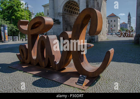 Das siegestor (Englisch: Sieg Tor) in München ist eine drei rundbogigen Triumphbogen mit einer Statue von Bayern mit einem Löwen gekrönt - Quadriga. Stockfoto