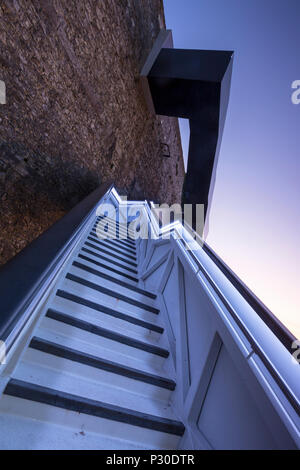 Eine preisgekrönte beleuchtete Treppe erstellt der Süd West coastpath die Wanderer durch das 19. Jahrhundert Royal William Yard Pass zu öffnen. Stockfoto