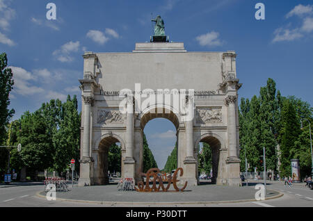 Das siegestor (Englisch: Sieg Tor) in München ist eine drei rundbogigen Triumphbogen mit einer Statue von Bayern mit einem Löwen gekrönt - Quadriga. Stockfoto