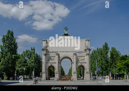 Das siegestor (Englisch: Sieg Tor) in München ist eine drei rundbogigen Triumphbogen mit einer Statue von Bayern mit einem Löwen gekrönt - Quadriga. Stockfoto