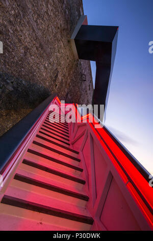 Eine preisgekrönte beleuchtete Treppe erstellt der Süd West coastpath die Wanderer durch das 19. Jahrhundert Royal William Yard Pass zu öffnen. Stockfoto