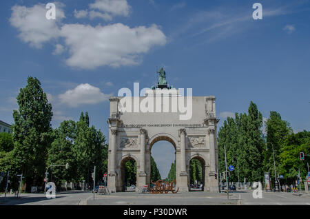 Das siegestor (Englisch: Sieg Tor) in München ist eine drei rundbogigen Triumphbogen mit einer Statue von Bayern mit einem Löwen gekrönt - Quadriga. Stockfoto