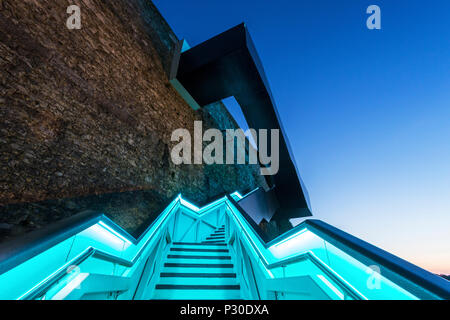 Eine preisgekrönte beleuchtete Treppe erstellt der Süd West coastpath die Wanderer durch das 19. Jahrhundert Royal William Yard Pass zu öffnen. Stockfoto