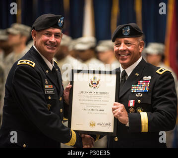 Generalmajor Mark McQueen, 108 Ausbildung Befehl (IET) kommandierender General, präsentiert pensionierten Generalmajor David Pustertal mit seiner offiziellen certficate der Pensionierung Kennzeichnung 30 Jahre Dienst an der Nation im Rahmen einer Zeremonie in der 108 Ausbildung Befehl (IET) Hauptquartier in Charlotte, N.C., Aug. 13. (USA gehalten Armee finden Foto von Sgt. 1. Klasse Brian Hamilton) Stockfoto